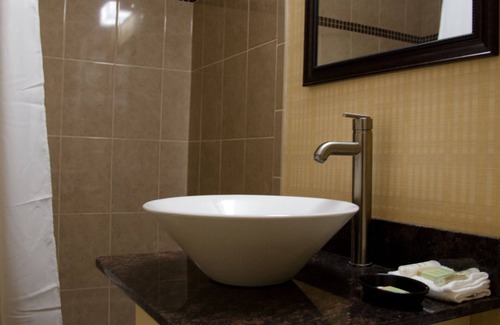 Niagara Falls Hotel | AAshram Hotel by Niagara River