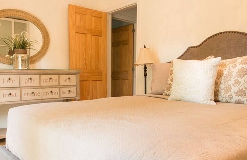 Historic Old Town Cottage | "Abbey Cottage" Beautiful Updated Modern Cottage