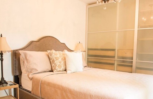 Historic Old Town Cottage | "Abbey Cottage" Beautiful Updated Modern Cottage