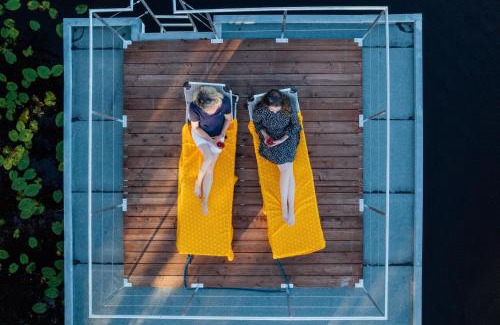 Anklam Boat Rental | Abenteuer Flusslandschaft - Hausboot fest vertäut in Mecklenburg-Vorpommern