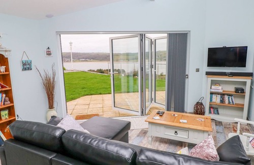 Ferryside Apartment | ABERFA, pet friendly, luxury holiday cottage in Ferryside
