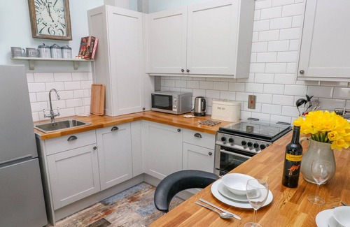 Ferryside Apartment | ABERFA, pet friendly, luxury holiday cottage in Ferryside