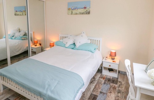 Ferryside Apartment | ABERFA, pet friendly, luxury holiday cottage in Ferryside