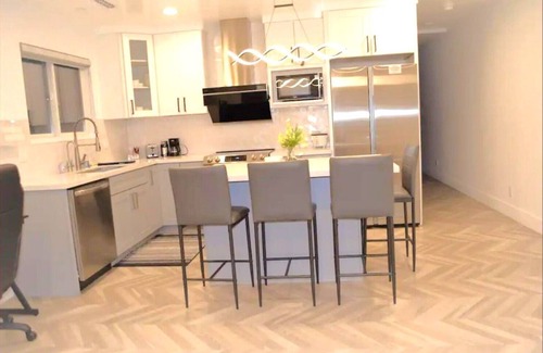 Glenview House | Abode #2 New Modern Luxe Spacious 2B/2B EV Charger