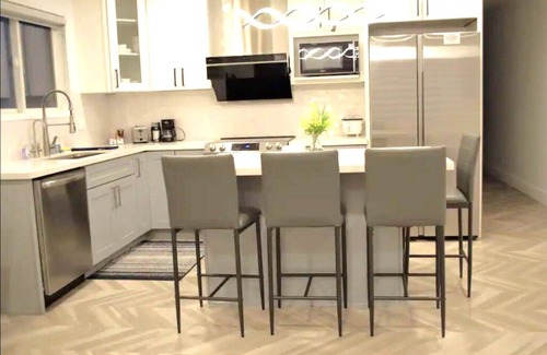 Glenview House | Abode #2 New Modern Luxe Spacious 2B/2B EV Charger