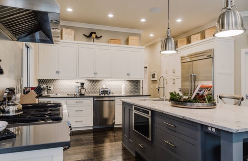Oak Hill House | Above Nashville Ridgetop I Large Groups | 9MI Nashville| Media RoomI Services