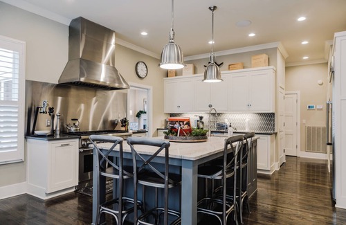Oak Hill House | Above Nashville Ridgetop I Large Groups | 9MI Nashville| Media RoomI Services