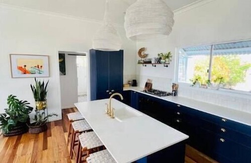 Bowen Town Center House | Absolute Beachfront Bowen Beach House-family time