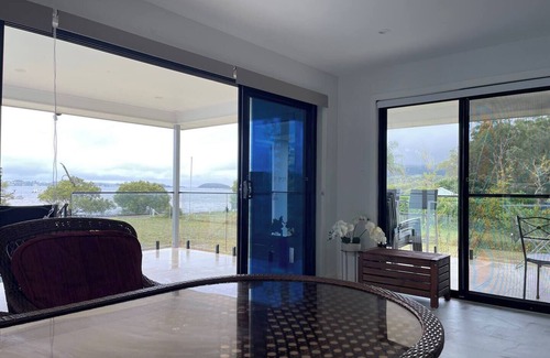 Pindimar House | ABSOLUTE BEACHFRONT Pindimar Beach house Spacious,luxurycozy ducted aircon more