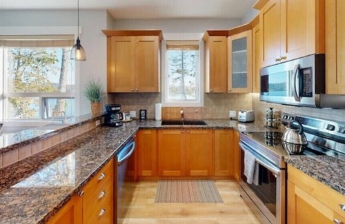 Sooke House | Absolute Oceanfront - Stunning Views From Every Room