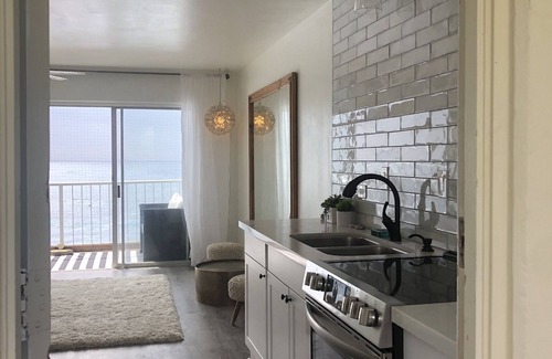 Makaha Apartment | ❤️Absolutely Amazing Studio ❤️ Quiet oceanside of building. Fully renovated 2021