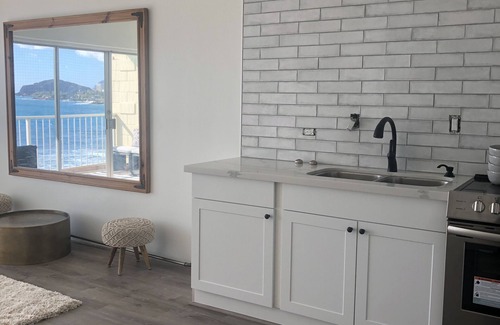 Makaha Apartment | ❤️Absolutely Amazing Studio ❤️ Quiet oceanside of building. Fully renovated 2021