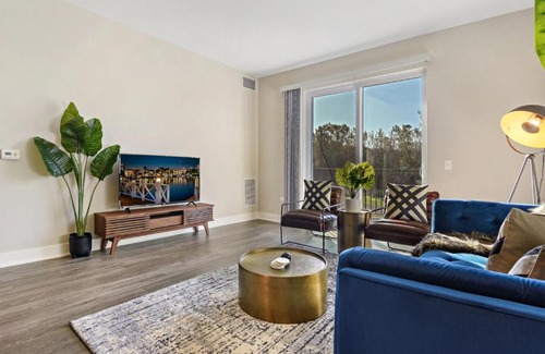 Forestview Apartment | Absolutely Beautiful and Artsy 2BR Apartment in Oakbrook OAK18