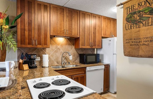 Historic Kailua Village Condo | 🏖️AC | Easy Walk to Restaurants Shopping | Concierge Included