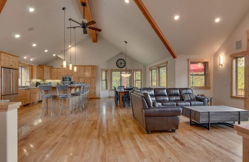 Montgomery Estates House | AC, Slot Machine, Skeeball, Bubble Hockey, Shuffleboard, Spa, +Meadow Views – Meadow View Estate