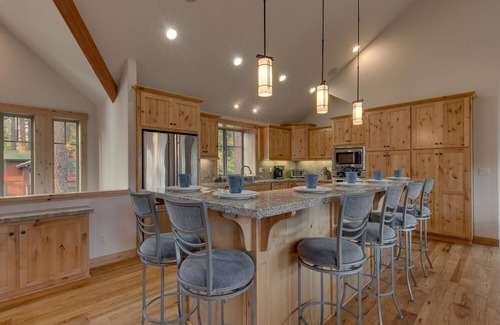 Montgomery Estates House | AC, Slot Machine, Skeeball, Bubble Hockey, Shuffleboard, Spa, +Meadow Views – Meadow View Estate