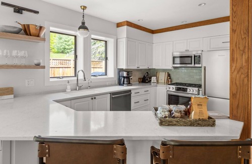 Stowe Area Condo | Access to Heated Pool/Hot Tub & Close to Stowe Mtn resort!