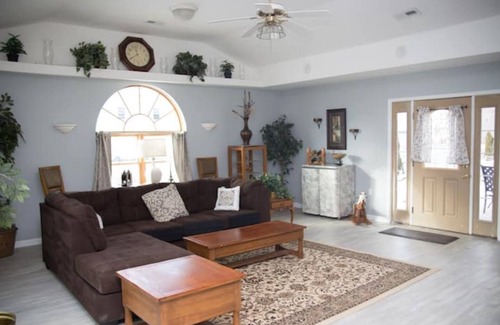 Cheektowaga House | Accessibility Haven! Close to Buffalo Airport!