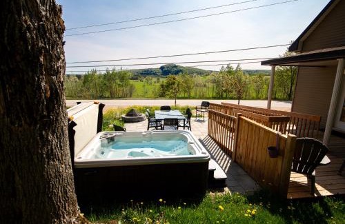Saint-Leonard-de-Portneuf Ski Chalet | Accessible Trails with Private Hot tub and Firepit