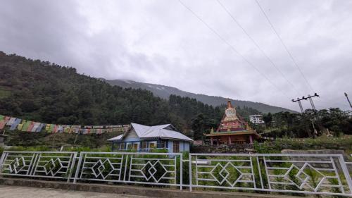 Bomdila Bed & Breakfast | Accomoon River Side Cottages