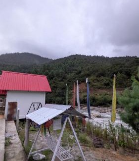 Bomdila Bed & Breakfast | Accomoon River Side Cottages