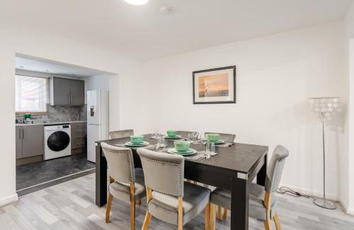 Manchester House | Ace Place - Pool Table - Etihad - Opposite Train Station