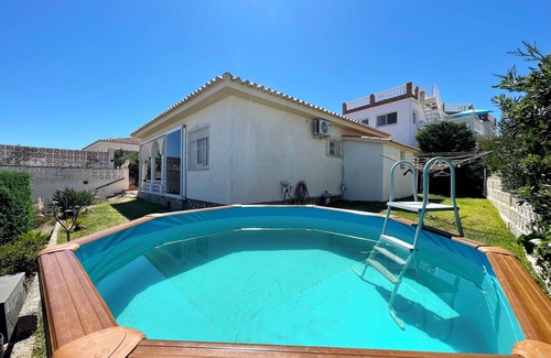 El Faro Ski Chalet | Acogedora Villa con Espaciosas Terrazas,vistas al mar y Pequeña Piscina Privada