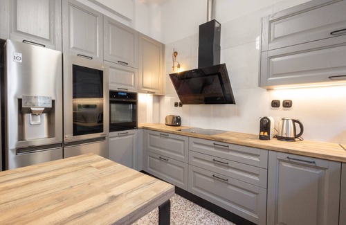 Athens City Centre Apartment | Acropolis View 3-Bdrm with Rooftop Garden & Jacuzzi