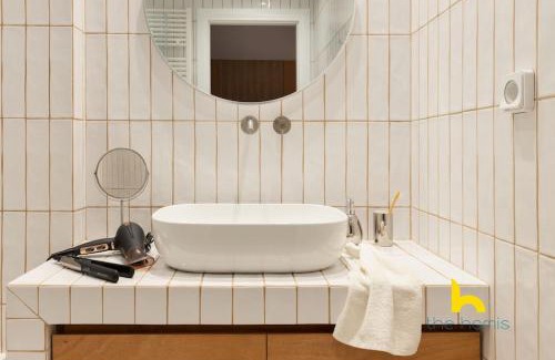 Kinosargous Apartment | Acropolis View Luxe King-Suite W Ensuite Whirlpool