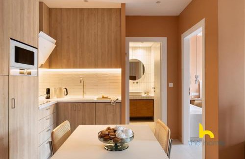 Kinosargous Apartment | Acropolis View Luxe King-Suite W Ensuite Whirlpool