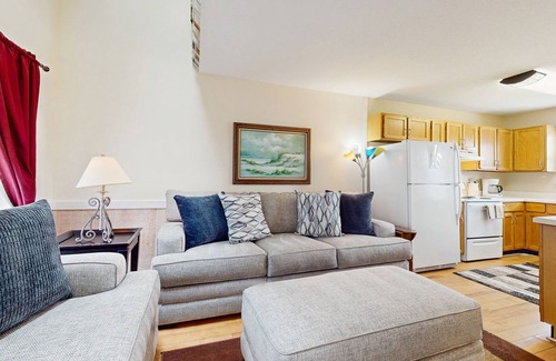 Ocean Isle Beach Condo | Across the street from beach access with pool & alfresco deck - dog-friendly