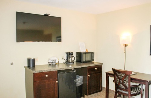 Kelleys Island Hotel | ADA Glacier Suite at Kelley's Island Venture Resort