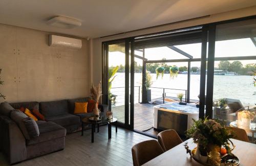 Cukarica House | ADA MOMENT Splav- kuca na reci Beograd- Floating House on SAVA RIVER ,Belgrade