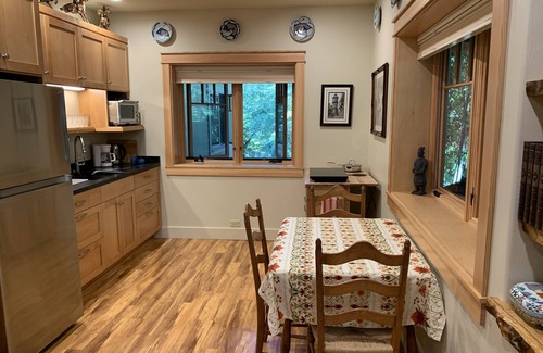 Ashland Apartment | Adjacent to Downtown Ashland and Lithia Park, Lithia Park Suite 2