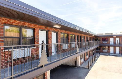 Chatham Hotel | Admiral Motel By OYO Chicago I-94