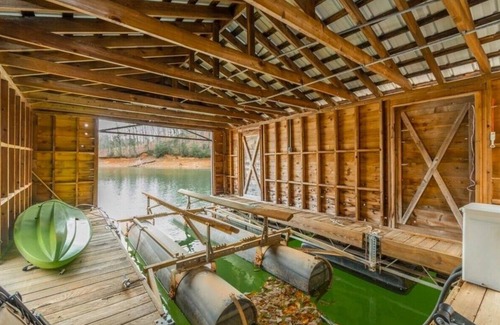 Gainesville House | Admiral's Cocktail Cove Lake Lanier