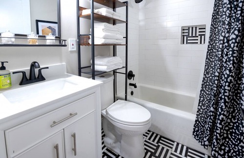 St. Charles House | Adorable 2 Bedroom Home