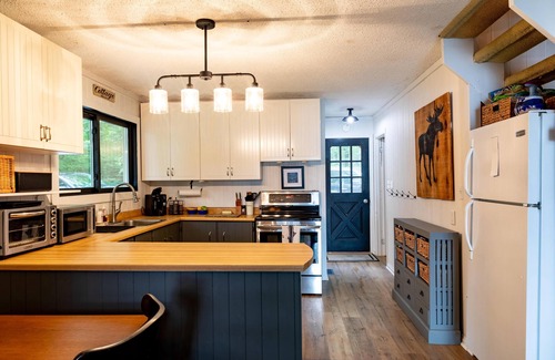 Seguin Cottage | Adorable 3Bed, 2Bath Cottage and Garage Lounge! Grassy Lawns! Kayaks!