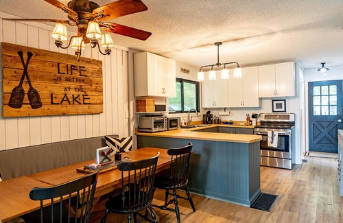 Seguin Cottage | Adorable 3Bed, 2Bath Cottage and Garage Lounge! Grassy Lawns! Kayaks!