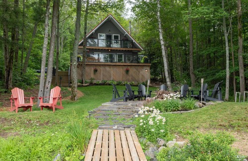 Seguin Cottage | Adorable 3Bed, 2Bath Cottage and Garage Lounge! Grassy Lawns! Kayaks!