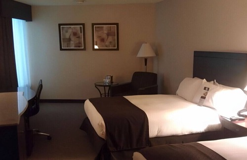 Houston House | Adorable & Affordable Suite! Great for Groups!