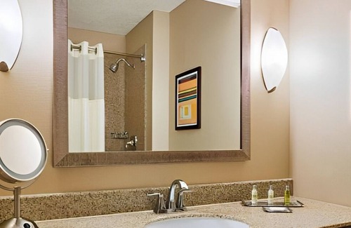 Houston House | Adorable & Affordable Suite! Great for Groups!