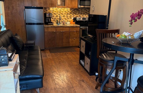 Neartown House | Adorable Apartment in Montrose