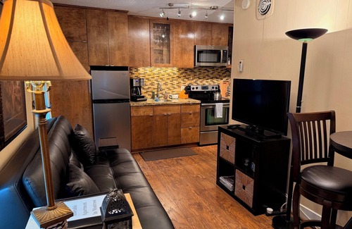 Neartown House | Adorable Apartment in Montrose