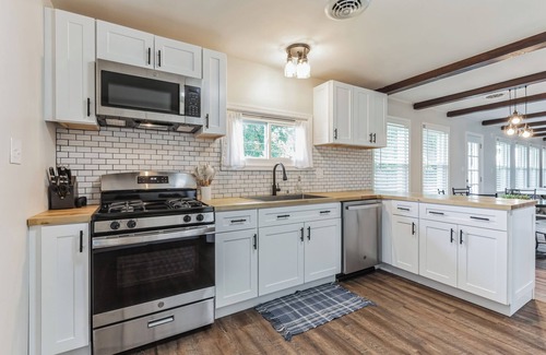 Newark House | Adorable bungalow fully furnished - month to month rental.