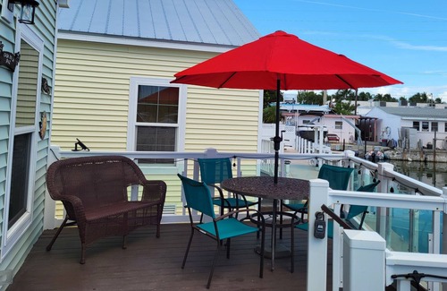 Marathon Cottage | Adorable Canal Front Cottage