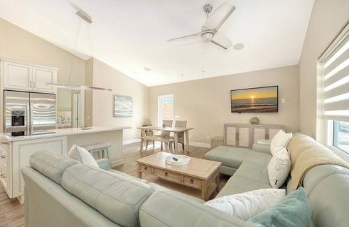 Bradenton Beach House | Adorable Cottage Close to Beach w/Heated Pool & Hot Tub, FREE WiFi & Trolley.