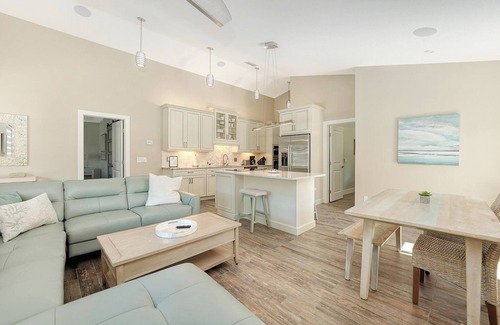 Bradenton Beach House | Adorable Cottage Close to Beach w/Heated Pool & Hot Tub, FREE WiFi & Trolley.