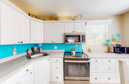 Sunset Beach Cottage | Adorable cottage near the beach with fast WiFi, full kitchen, & shared yard