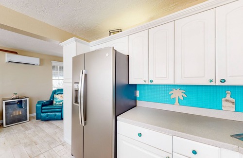 Sunset Beach Cottage | Adorable cottage near the beach with fast WiFi, full kitchen, & shared yard
